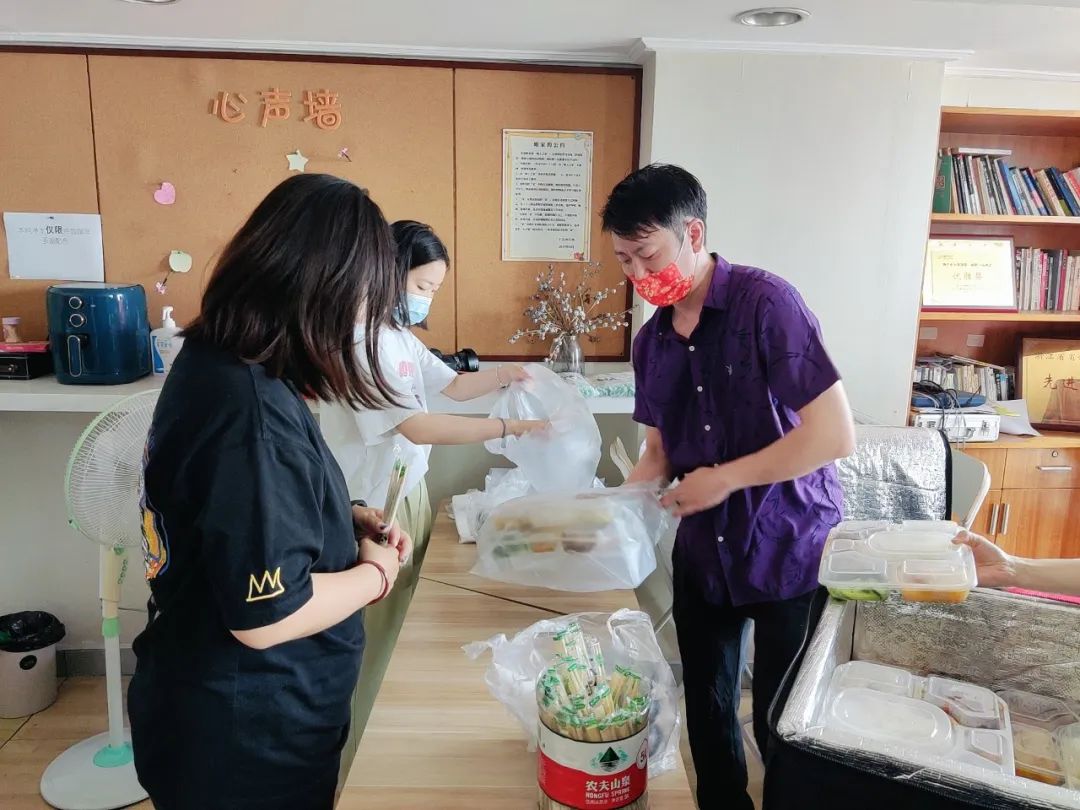 物产中大金石以“食”际行动共克时艰，一个中午送出360份营养午餐！